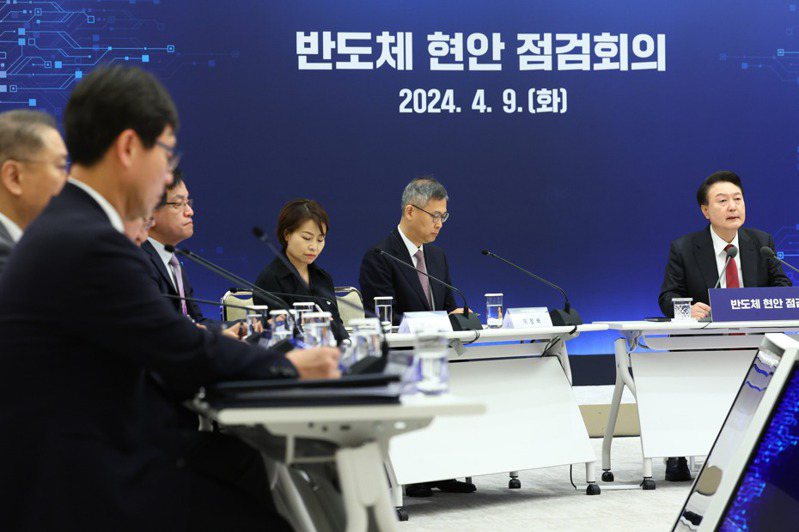 南韓總統尹錫悅9日主持半導體產業現況檢討會議，宣示2027年前將投資9.4兆韓元（70億美元）在AI與AI晶片，力拚成為全球前三大AI強權。 （歐新社）