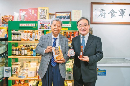 香菇王集團董事長王義郎（左）與執行長胡忠一。 記者曾原信／攝影