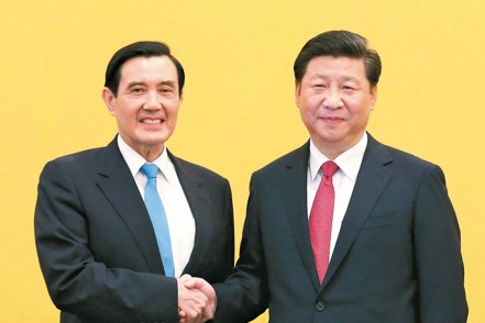 馬習二會10日登場，備受關注。圖為2015年11月7日，時任總統馬英九（左）與中國大陸國家主席習近平（右）在新加坡會面的「世紀之握」。 聯合報系資料庫