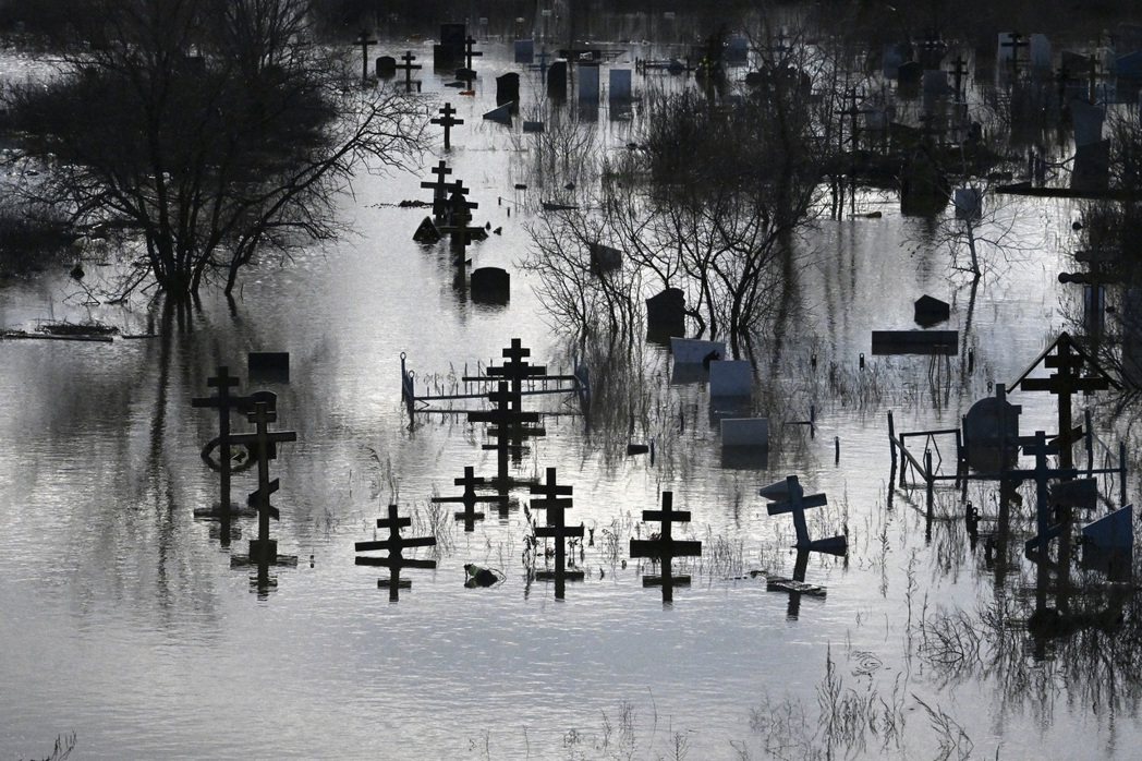 俄羅斯鄰近哈薩克邊境的城市奧爾斯克（Orsk），一處墓園被洪水淹沒。 圖／美聯社