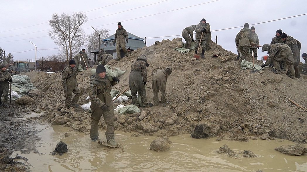 哈薩克的緊急救援隊，在洪水後的邊境地區執行任務。 圖／歐新社