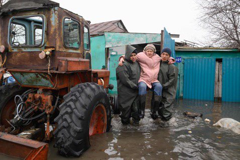 哈薩克的緊急救援隊救出災區居民。 圖／法新社