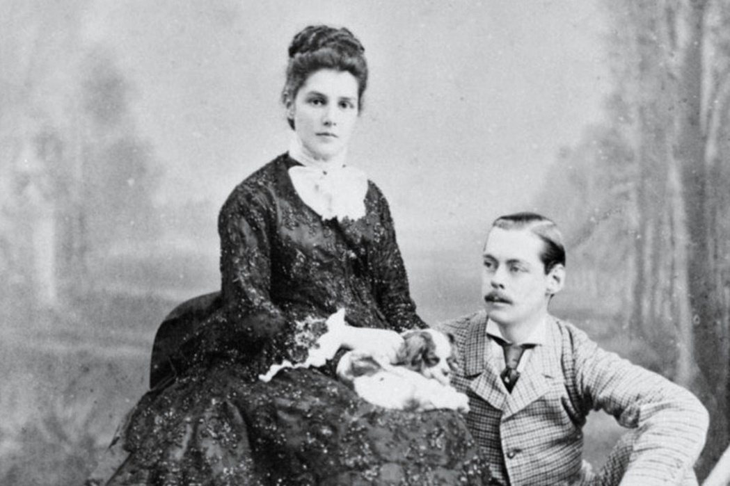 邱吉爾父母——倫道夫勛爵與珍妮．傑洛姆1874年在巴黎的合影，當時珍妮已經懷了邱...