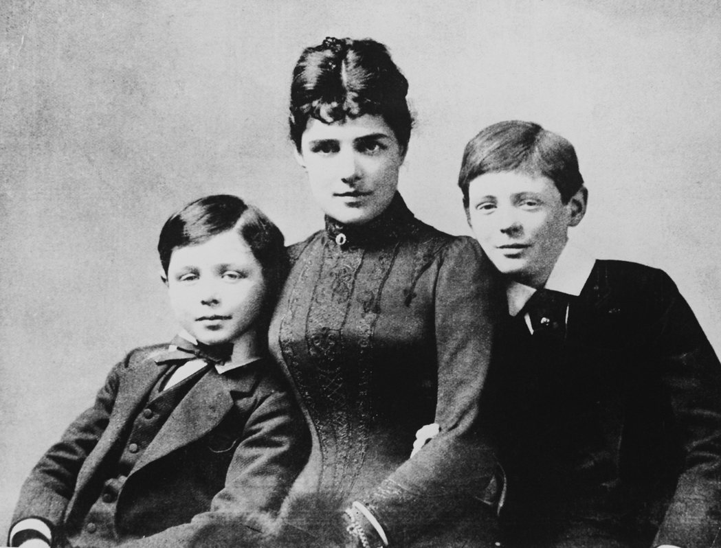 童年的邱吉爾（右）與母親珍妮、弟弟傑克合影。 圖／維基共享　