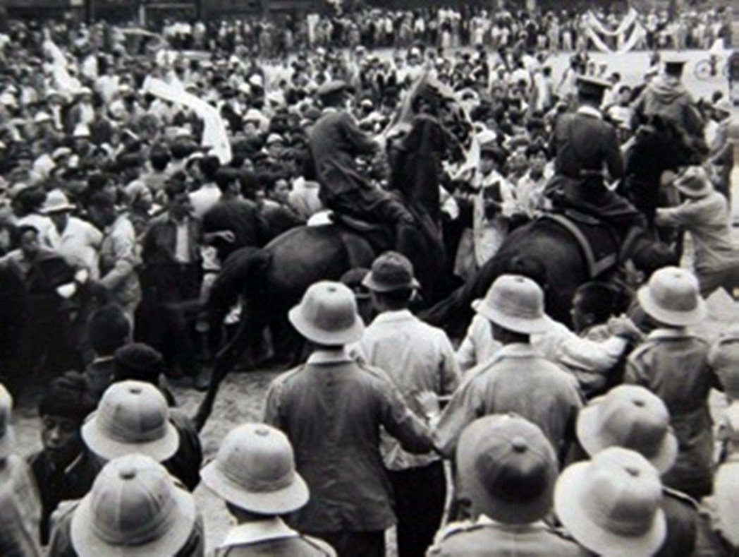 1947年3月1日濟州島三一獨立運動日示威活動現場，因一名幼童遭警察坐騎踢傷，引...