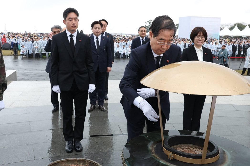 韓國總理韓德洙（前）在濟州島四三事件76周年悼念儀式上敬香。 圖／歐新社　　