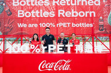 可口可樂為達成「World Without Waste天下無廢」，在全球各地陸續使用100% rPET瓶身，在台灣有bonaqua®怡漾使用。圖／Coca-Cola China Limited提供