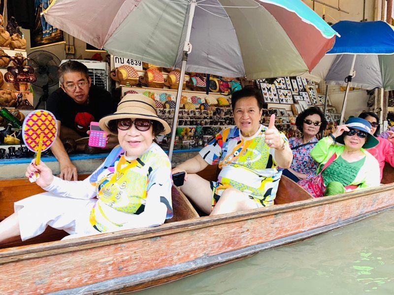 周遊(左起)和李朝永在泰國度假。 圖／李朝永提供