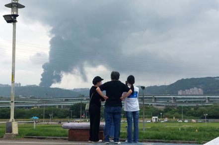 本月7日南亞塑膠（1303）林口廠區發生火警，對此公司10日再次發補充說明，強調廢氣檢測濃度均在正常範圍。圖為事發當時照片。 聯合報系資料照