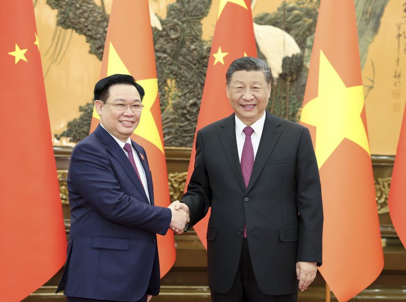 目前正在北京訪問的越南國會主席王廷惠（左）8日會見了中國鐵路公司主管。 歐新社