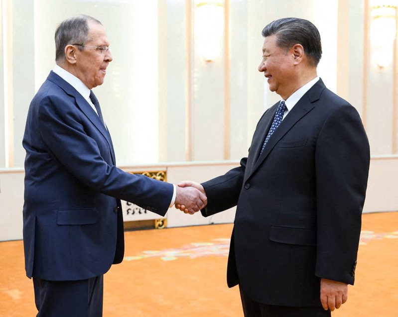 中國大陸國家主席習近平（右）9日會見俄外長拉夫羅夫（左）。（路透）