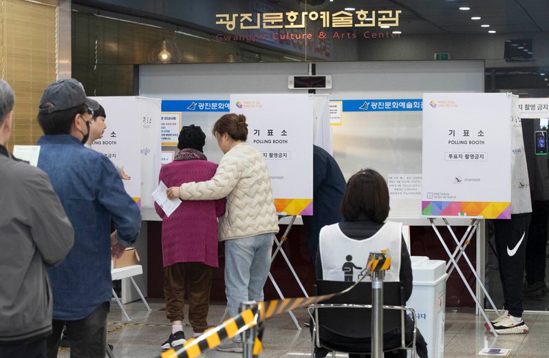 韓國大選今天登場，官方數據顯示，出門投票的選民中，60歲以上的人數超過年輕人。圖／新華社