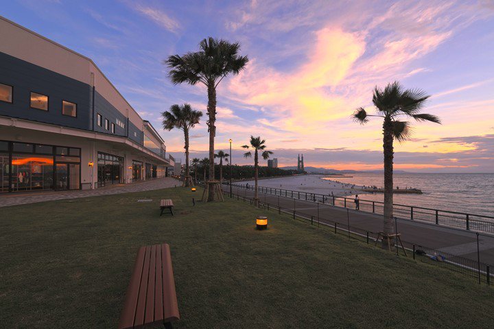 ▲從商場就能欣賞到彩霞滿天的迷人大阪灣風景。　圖：向日遊顧問有限公司／提供