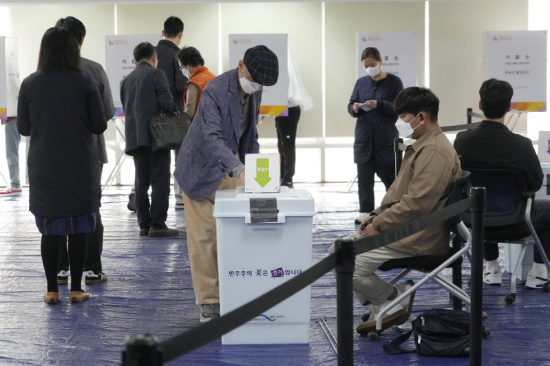 南韓國會大選10日結束，最終投票率達67%，創下32年來新高。 美聯社