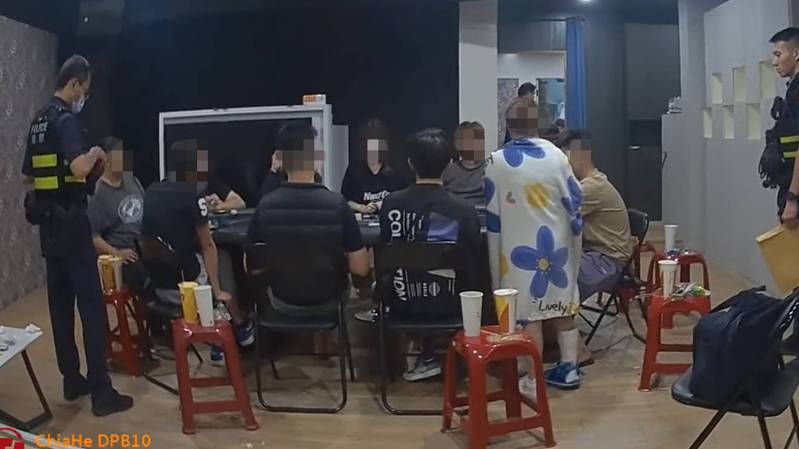 台南市警方破获德州扑克牌赌场，带回13人法办。记者黄宣翰／翻摄