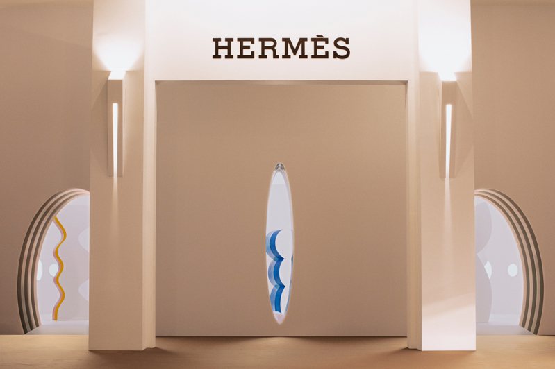 美国视觉艺术家Erin O’Keefe的沉浸式场景设计与Hermès Cut腕表相呼应，探索了时间的形态。图／爱马仕提供