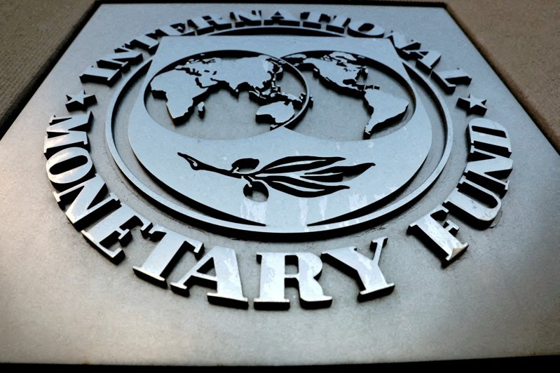 IMF與世銀春季年會下周將登場之際，呼籲IMF調降對最大借款人收取附加費用的呼聲，也愈來愈高。路透