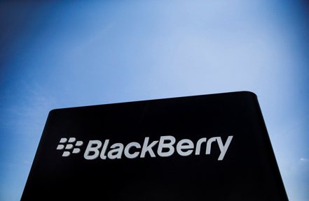 黑莓公司（BlackBerry）宣布，將攜手晶片大廠超微（AMD）推出一套新的機器人系統技術。路透