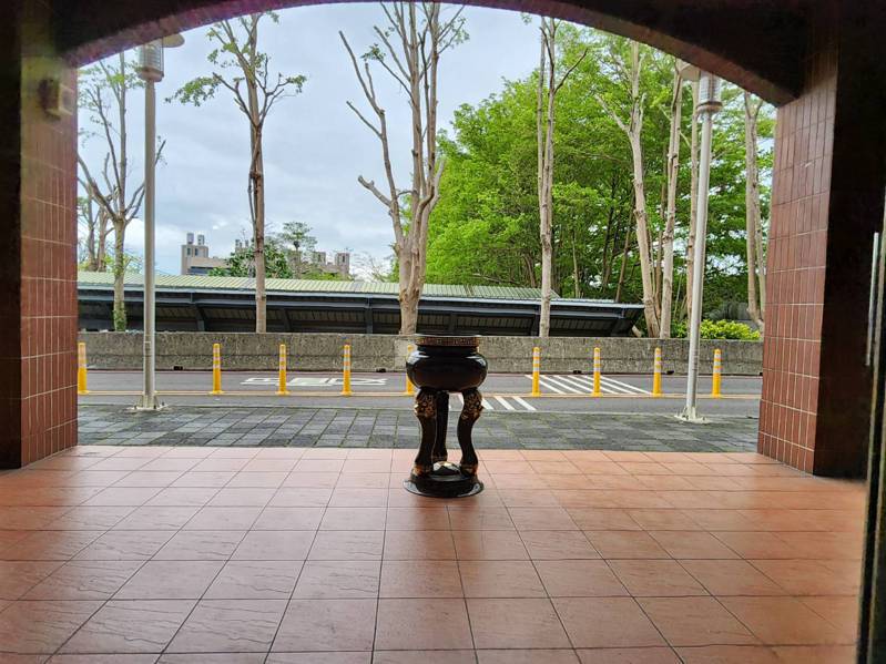 新竹市立殡仪馆（追思园）响应环保，近日在新馆试办启用「无烟灵位牌区」，推广「灵前不插香」。图／竹市府提供