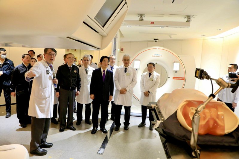 總統當選人賴清德（左四）今天上午公布內閣名單後，隨即以副總統身份前往台北榮總參訪重粒子癌症治療中心。圖／台北榮總提供