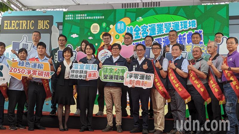 高雄市长陈其迈颁奖表扬14名112年度模范公车驾驶长。记者潘奕言／摄影