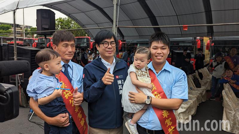 高雄市长陈其迈（中）与112年度模范公车驾驶长合影。记者潘奕言／摄影