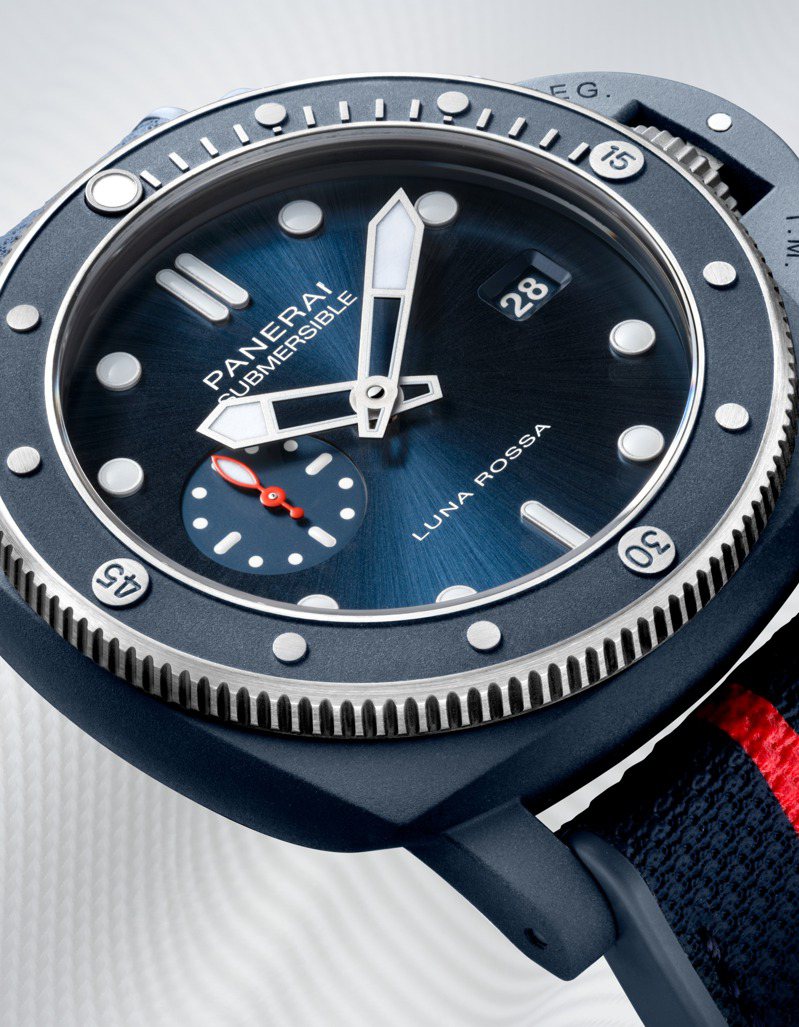 Submersible QuarantaQuattro Luna Rossa Ti-Ceramitech钛金属陶瓷腕表蓝面款，表壳为历时7年研发创新材质，预计7月上专卖店限定，51万元。图／沛纳海提供