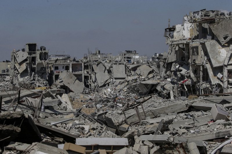 巴勒斯坦民众9日重返加萨走廊南部城市汗尤尼斯，发现许多房屋已全毁。欧新社(photo:UDN)