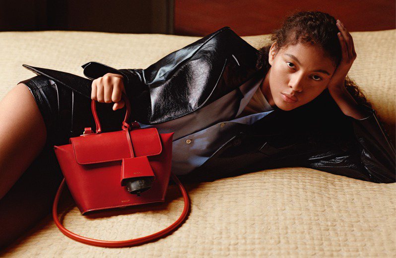 Belle牛铃造型红色手提包，62,000元。图／BALLY提供