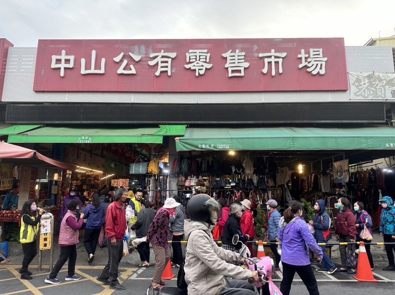 佳里中山市場是台南溪北唯一有百年歷史的傳統市集，民眾回憶7、80年代農曆春節不少攤商業績都破百萬。照／南市府經發局提供