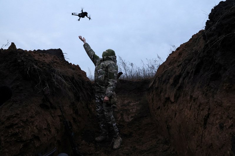 一名乌克兰军人在前线测试一艘无人机。路透(photo:UDN)