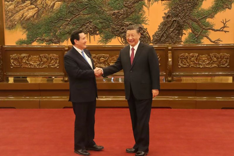 馬習二會在北京人民大會堂東大廳舉行，兩人會前微笑握手。記者廖士鋒／攝影