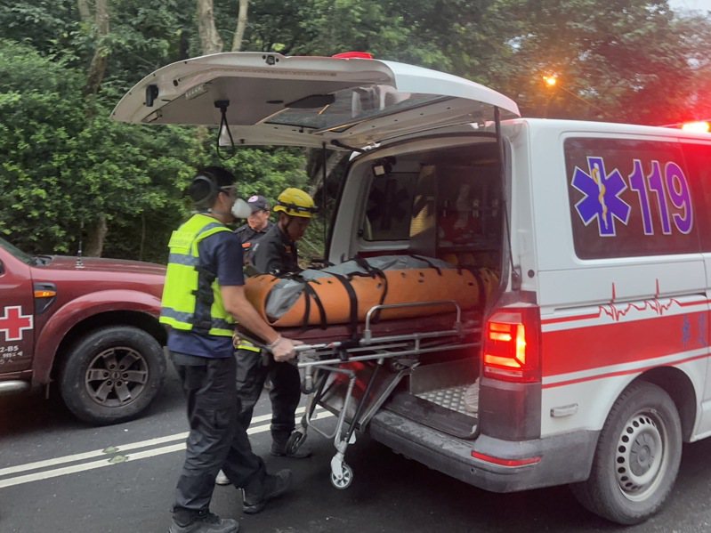 游家第五具遗体在下午5时许脱困，搜救人员协助搬上救护车送殡仪馆。图／花莲县消防局提供