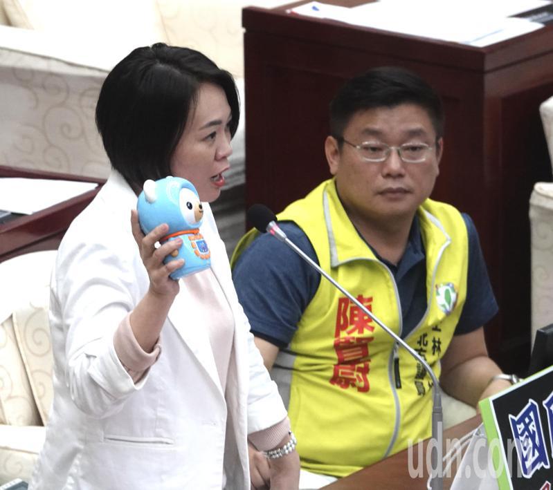 台北市長蔣萬安下午到市議會施政報告並答詢，議員簡舒培（左）送上小玩偶錄音機，希望蔣萬安和各局處首長不要忘記自己說過的話和做過的事。記者曾吉松／攝影