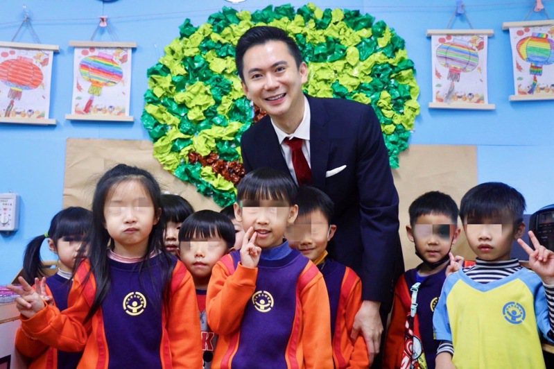 郑朝方说明，竹北市立幼儿园为混龄教学，招生年龄以5岁、4岁以及3足岁幼儿为优先。图／竹北市公所提供