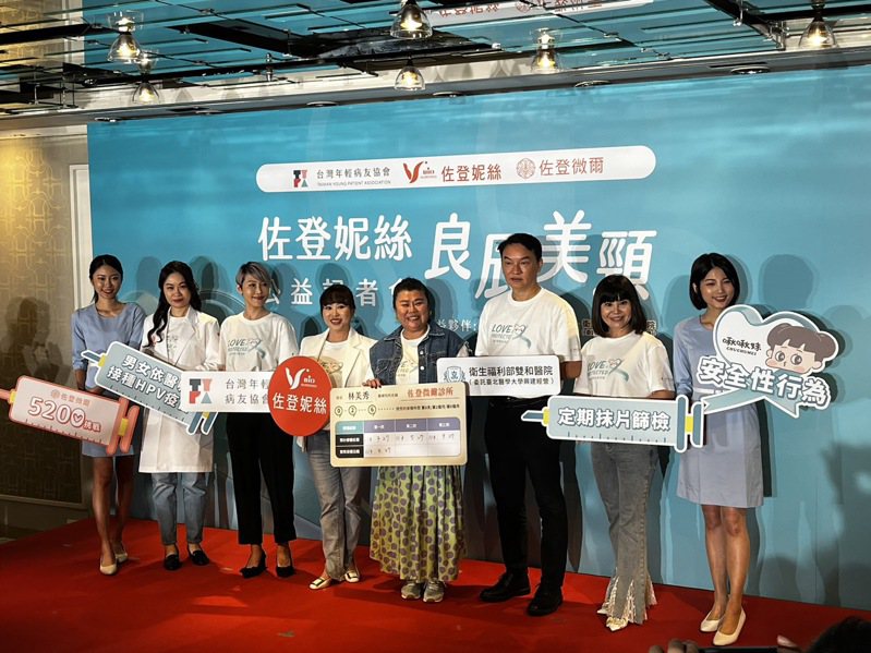 藝人林美秀（左五）、年輕病友協會理事長潘怡伶（左3）等人出席HPV衛教記者會，呼籲民眾盡早接種HPV疫苗。記者林琮恩／攝影