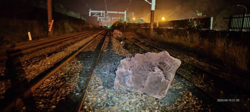台鐵445列次普悠瑪號，今晚行經花蓮和平站時，疑因落石掉落鐵軌，列車撞上，導致車頭偏離軌道。圖／民眾提供