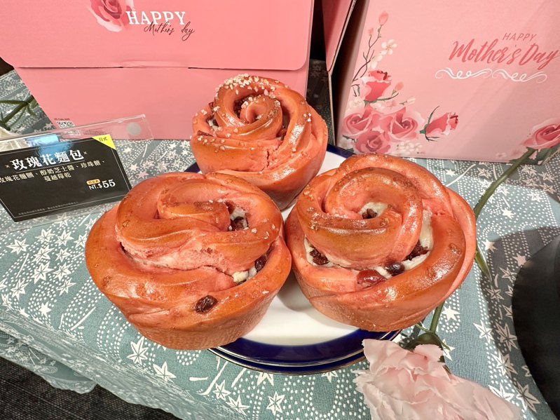 4月11日除了母亲节主题蛋糕上市，还搭配母亲节推出玫瑰花面包。记者宋健生/摄影