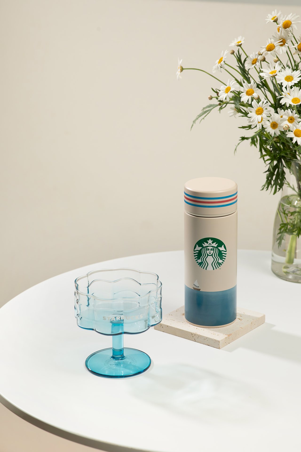 推出繽紛淺藍杯款「波紋造型玻璃點心杯」和「夏日航行不鏽鋼杯」。圖/星巴克