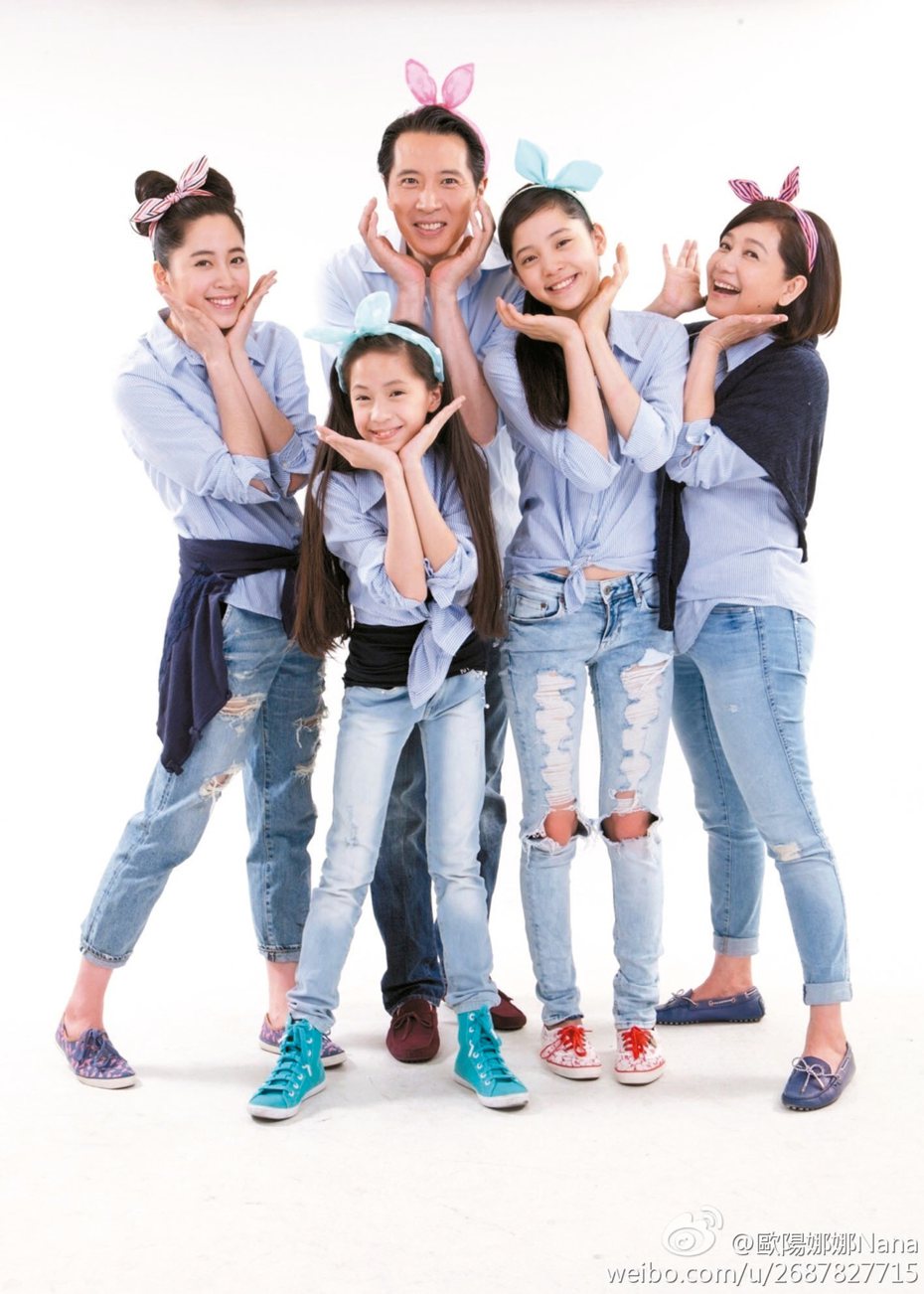 歐陽龍(後排左二)與傅娟(右)與三個女兒感情好。圖/摘自微博