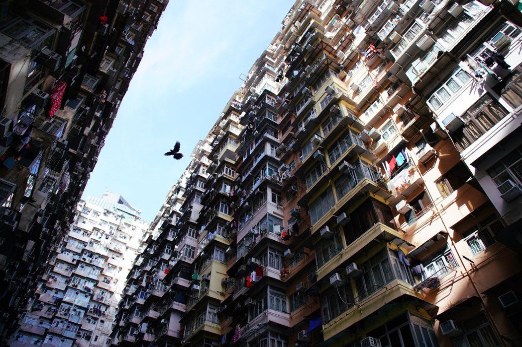 圖為海山樓一景。海山樓為香港著名景點，這幢彷彿由積木砌成的大廈呈現香港緊密而狹窄...