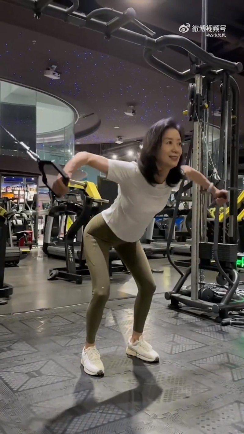 云南一名阿姨坚持健身8年，63岁仍然保持曼妙身姿。（影片截图）