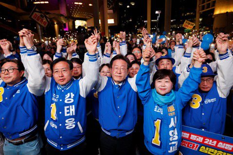 4月10日韓國國會選舉中，最大在野黨共同民主黨取得大勝，300席中取得174席，...