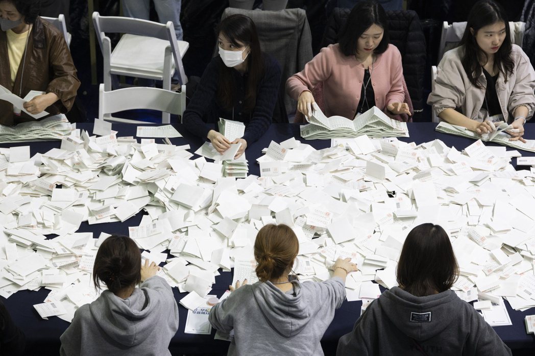 南韓大選結果10日歷經10個多小時開票後揭曉。圖為進行中的開票工作。 圖／路透社