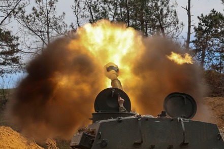 圖為烏克蘭向俄羅斯發射自走榴彈砲。 路透