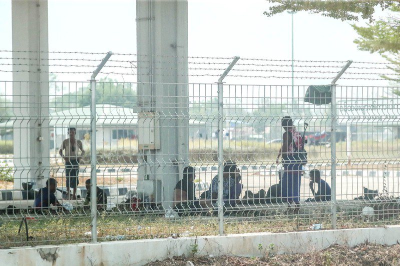 約有200名逃走的緬甸政府軍士兵聚集在進入泰國的過境點。 美聯社