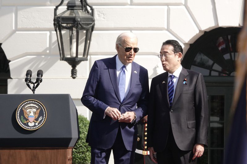 美国总统拜登（左）10日在白宫南草坪欢迎日本首相岸田文雄（右），两人随后闭门双边会谈，并在会后举行联合记者会。记者张文馨／摄影