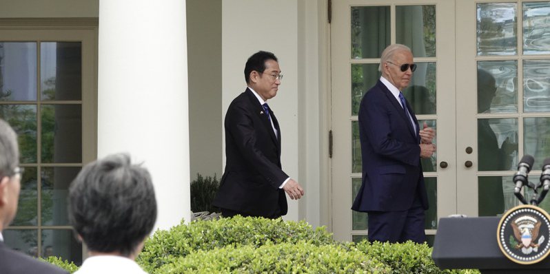 美国总统拜登（右）在双边会谈后，与日本首相岸田文雄（左）联袂举行记者会。记者张文馨／摄影