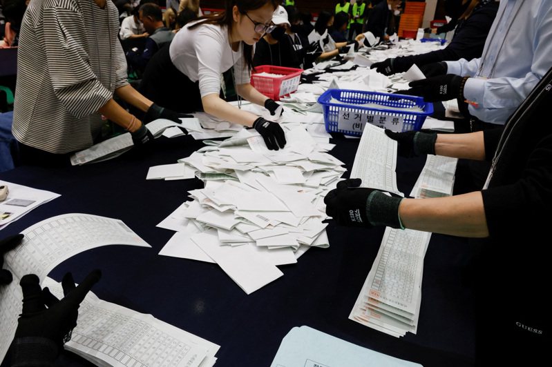 根據已開出99%選票的南韓國會選舉結果顯示，最大在野黨共同民主黨確定獲得壓倒性勝利。路透