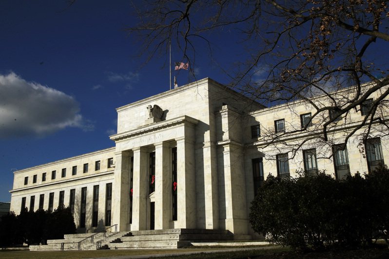 联准会（Fed）公布上月的会议记录显示，决策官员普遍赞成将每月缩减资产负债表规模的步调放慢一半。美联社(photo:UDN)